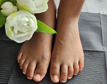 Soin complet des pieds comprenant le nettoyage, la coupe et le limage des ongles, le soin des cuticules,
l’élimination des callosités et l’application d’une crème nourrissante.